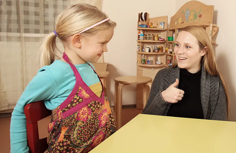 Logopädin mit Kind